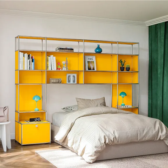 Ein USM Haller Regal in Goldgelb ist wie ein Bogen über einem Bett aufgebaut.
